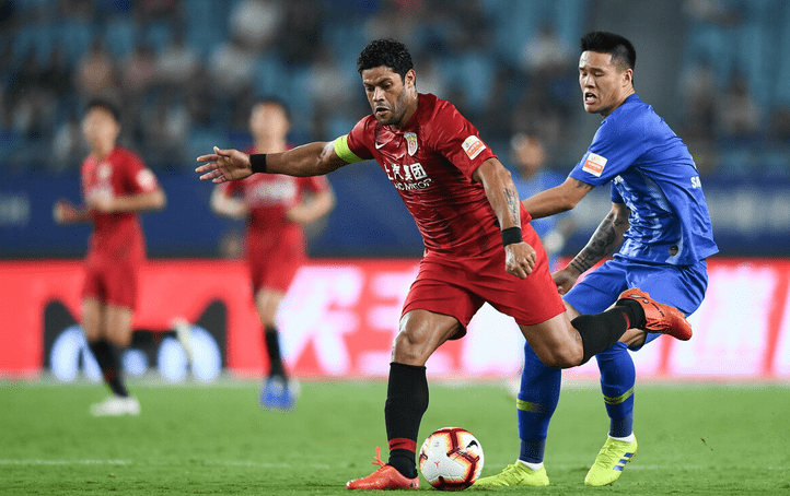 足总杯加时末段再迎强敌，勒沃库森官宣签约，主帅态度：引发热议，阵容厚度经受考验