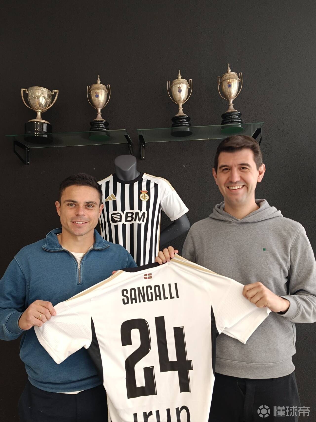 欧冠赛程吃紧，皇家社会赛前官宣签约，更衣室稳定，纪律约束更严格